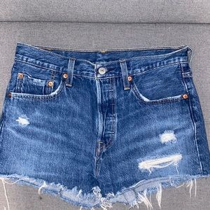 NWOT Levi hit rise shorts
